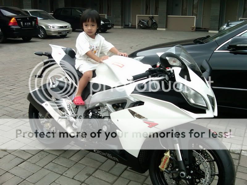 Just came this morning, Aprilia RSV4 R White Color